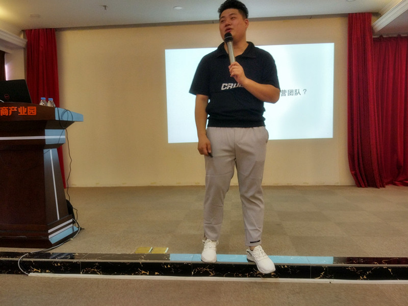 周末，貝朗鋼線成型機廠家員工與您相約聚大電商產(chǎn)業(yè)園