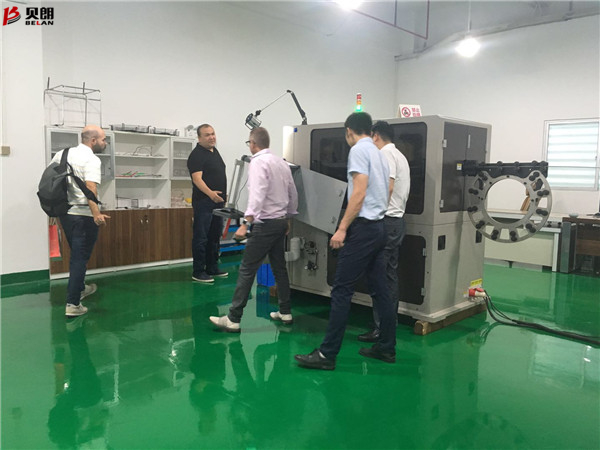 看，又有外國客戶參觀貝朗鋼絲鐵絲折彎機